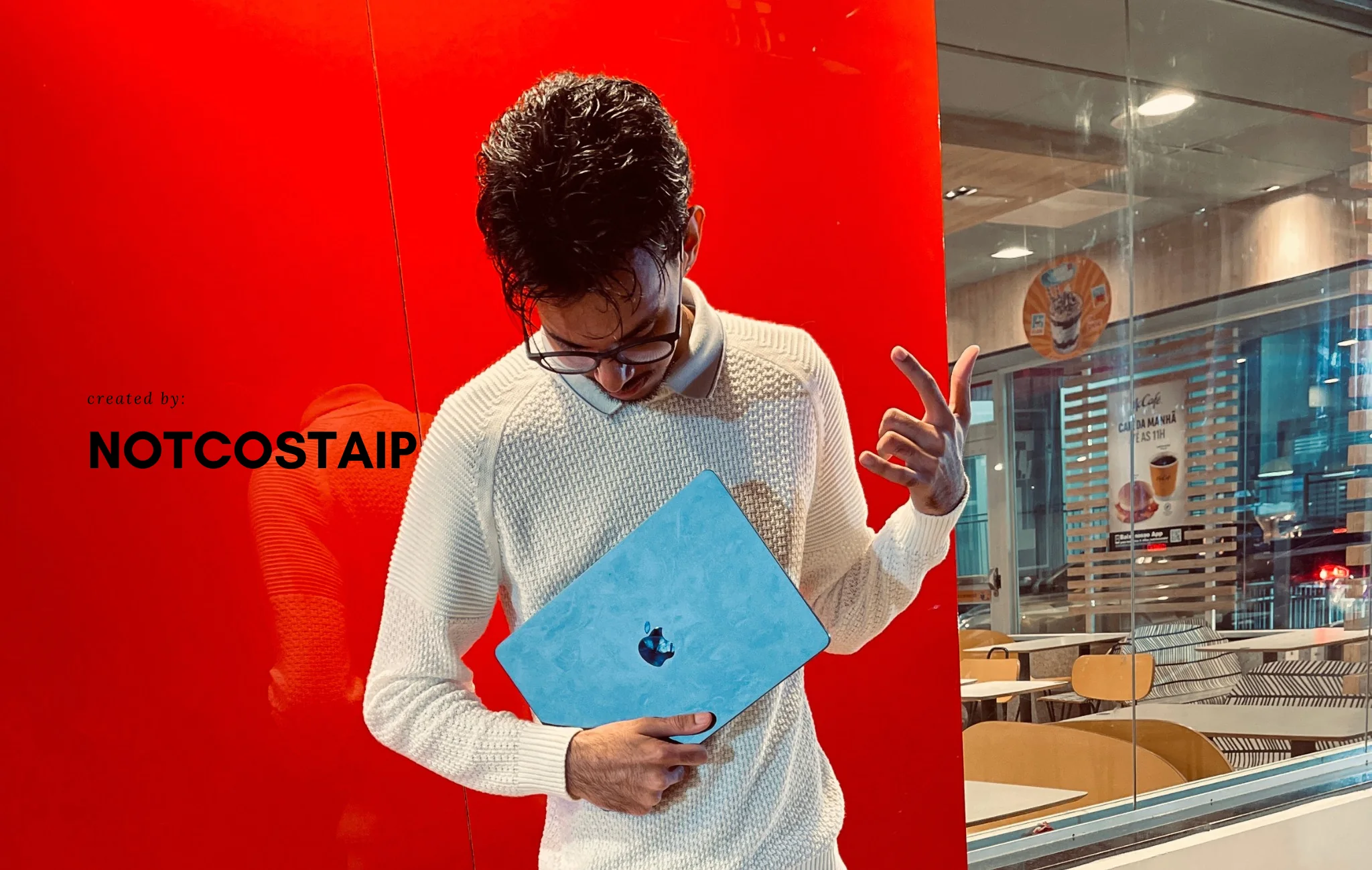 Pablo Henrick com seu MacBook